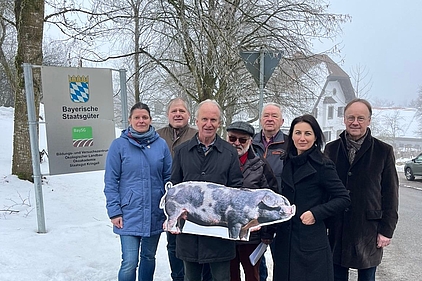 Vor dem Staatsgut Kringell in Hutthurm (v.l.): Kreistagsfraktionsvorsitzende Agnes Becker, Co-Landesvorsitzende der ÖDP Bayern, Kreistagskandidat Martin Höfler, Kreisrat Walter Dankesreiter, Kreistagskandidat Johannes Schmidt (KLB), Kreisrat Karl Haberzettl, Ronja Zöls-Biber, politische Geschäftsführerin der ÖDP Bayern und Bezirksrat Urban Mangold. Foto: Mina Zöls
